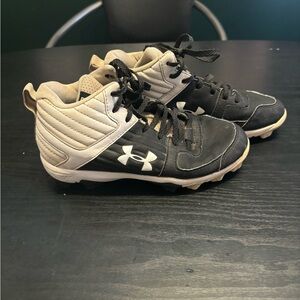 UNDER ARMOUR kid baseball cleats